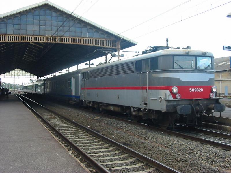 BR25 509320 am 23.8.2005 mit ihrem TER Zug in Beziers.