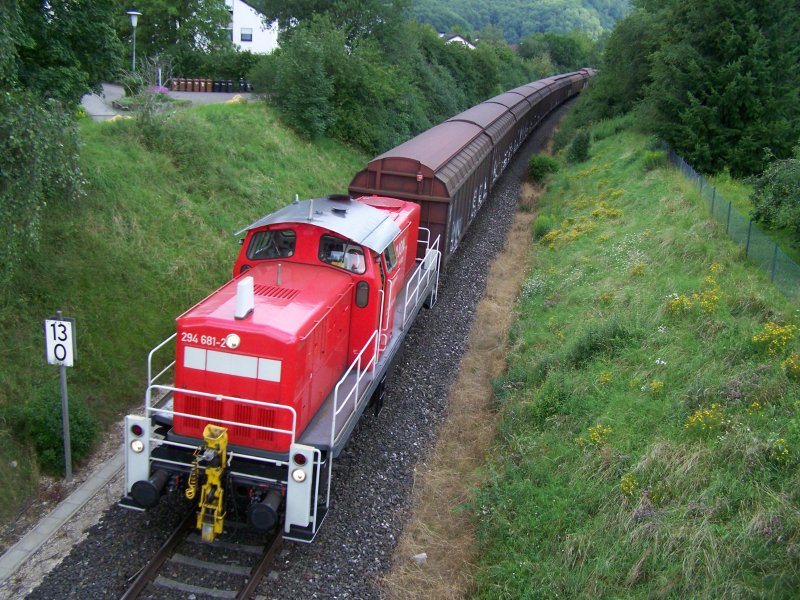 Br.294 681-2 fuhr mit dem tglichen Gterzug von Aalen nach Giengen(Brenz) ber Oberkochen, Knigsbronn, Heidenheim.
Hier kurz vor Knigsbronn. Aufgenommen am 27.Juli 2007
Gru an den Lokfhrer der uns mit dem Signalton begrt hat.