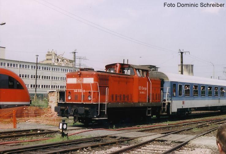 Br.346-883-2 in Dresden auch bemerkenswert ist das Abrisshaus im Hintergrund!!