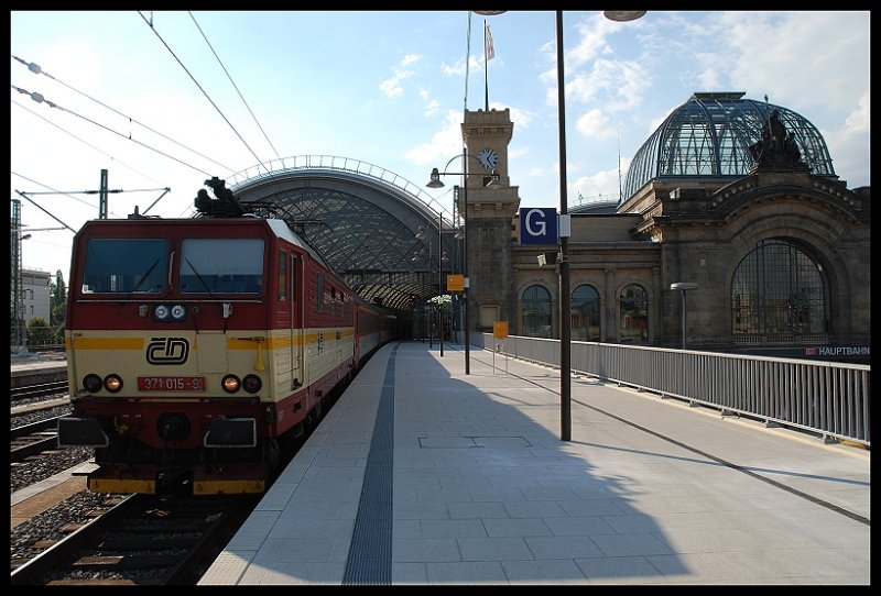 BR.371015-9 Der Tschechischen Staatsbahn bernimmt Den EC 371 Von Aarhus(Dnemark)Nach Praha hl.n.Im Bahnhof Dresden-Hbf 25.08.07
