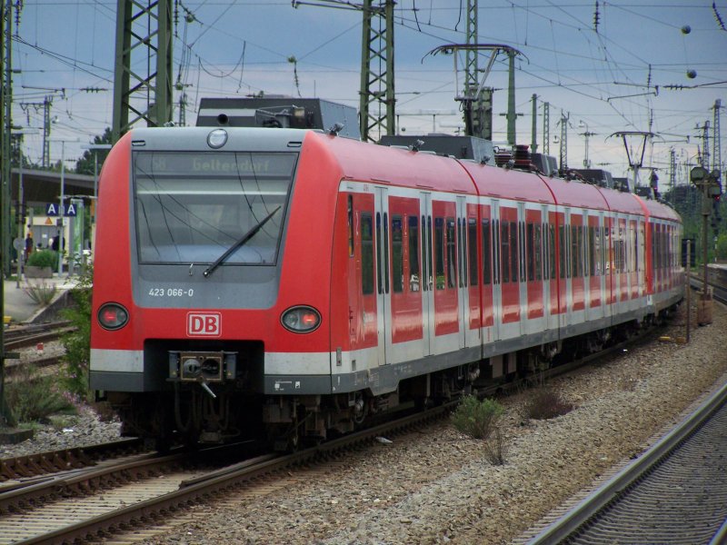 Br.423 066-0 fuhr am 9.August 2007 als S8 nach Geltendorf. Aufgenommen bei der Einfahrt nach Mnchen-Pasing.