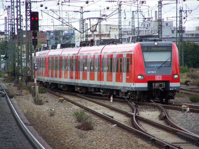 Br.423 784-8 fuhr am 9.August 2007 als S5 nach Herrsching in den Bahnhof Mnchen-Pasing ein. Aufgenommen im Gleisvorfeld des Bahnhofes M-Pasing.