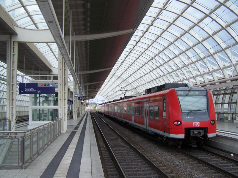 Br.425 117-9 im Bahnhof Ludwigshafen-Mitte. Er fuhr als RB44 nach Mainz Hbf. Aufgenommen am 17.August 2007