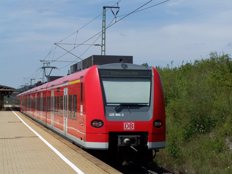 Br.425 804-2 fuhr am 26.Juli 2007 als RE von Stuttgart Hbf nach Karlsruhe Hbf. Hier bei der Ausfahrt aus Vaihingen/Enz.