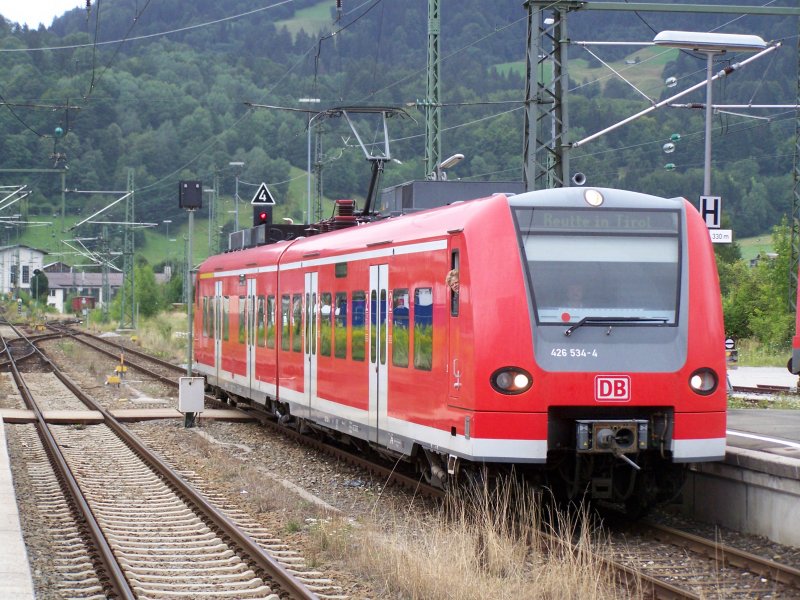 Br.426 534-4 aus Reutte in Tirol nach Garmisch-Partenkirchen bei der Einfahrt nach Garmisch-Partenkirchen. Er fuhr anschlieend zurck nach Reutte in Tirol. AUfgenommne am 9.August 2007 in Garmisch-P.