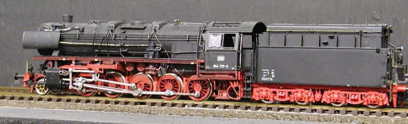 BR44l der DB. Klar, nix besonderes, gibt s ja von ROCO. Die ist aber eben von Jouef und sah nicht immer so aus. Das Tendergehuse ist allerdings wirklich von ROCO, das war bei einem anderen Umbau ber. Au weia, ich seh gerade: die Ventile am vorderen Dampfdom fehlen ja immer noch...
