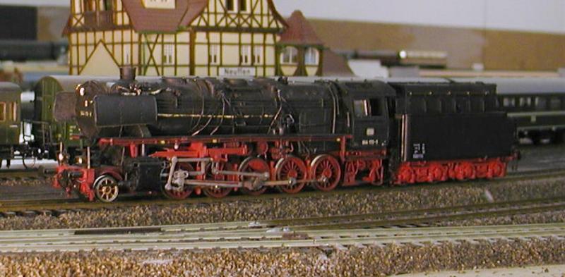 BR44l der DB. Klar, nix besonderes, gibt s ja von ROCO. Die ist aber eben von Jouef und sah nicht immer so aus. Das Tendergehuse ist allerdings wirklich von ROCO, das war bei einem anderen Umbau ber. Au weia, ich seh gerade: die Ventile am vorderen Dampfdom fehlen ja immer noch...
