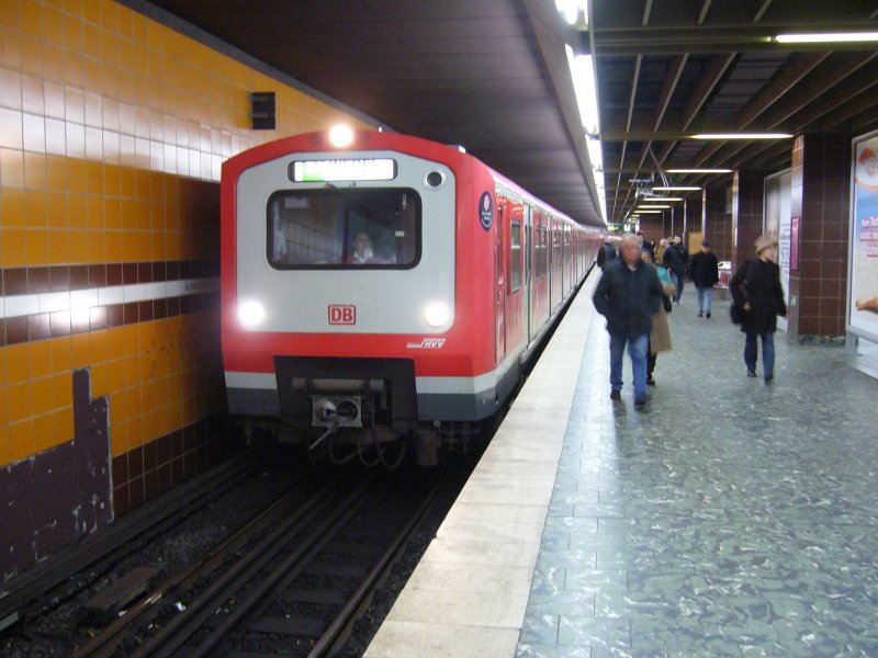 BR472 als S1 nach Wedel im City-Tunnel, Hp Knigstrae. Aufgenommen am 15. November 2007