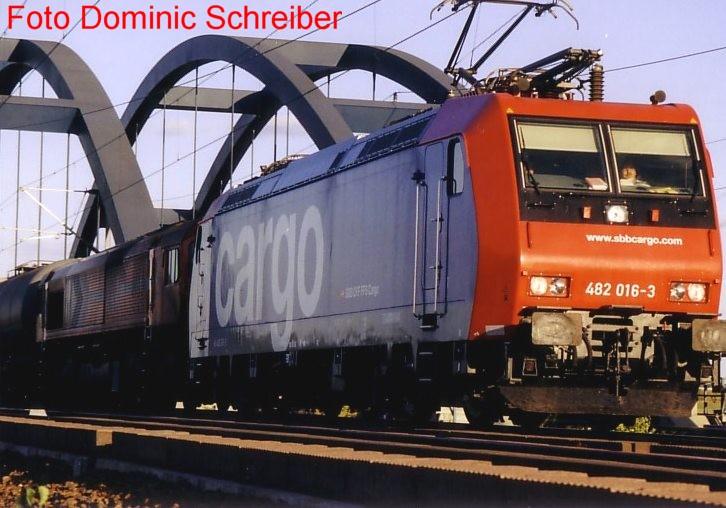 Br.482-016-3 der SBB CARGO und Class 55 der HGK kurz vor Wustermark/Ort. Leider zu Spt gesehen deswegen ist die Br.482 nicht ganz auf dem Foto. Ich habe selber auch nicht damit gerechnet, dass ein Gterzug auf der falschen Seite auf der Schnellbahn Richtung Hannover fhrt. Fotografiert am 09.09.2004.