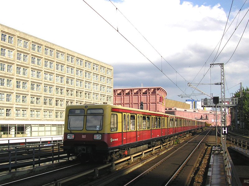 BR485 als S9 nach Berlin-Sch�nefeld
<br> in Berlin-Alexanderplatz, 8.07.2008