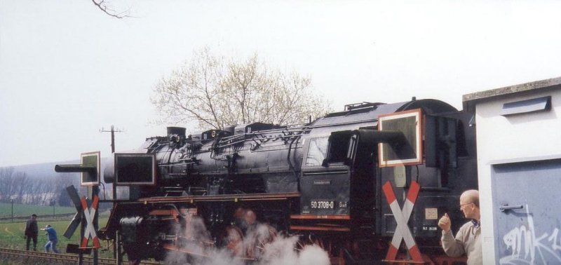 BR50 3708 berquert einen Bahnbergang (Hlle, 2000)
