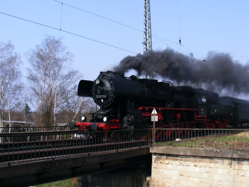 BR52 8177-9 mit einem Sonderzug (einige Donnerbchsen) am haken aus Berlin am 04.04.2009 um 11.31 Uhr in Magdeburg. Standort Magdeburg Salbke (Bahnsteig) kurz nach der Ausfahrt Magdeburg Hbf auf dem Weg zum Lokfest im BW Stafurt