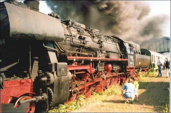 BR52 kurz vor der Abfahrt mit dem Sonderzug  Elstertal  2002 im Geraer Hbf, gezogen wurden 4 DR-Schnell- und Nahverkehrszugwagen

