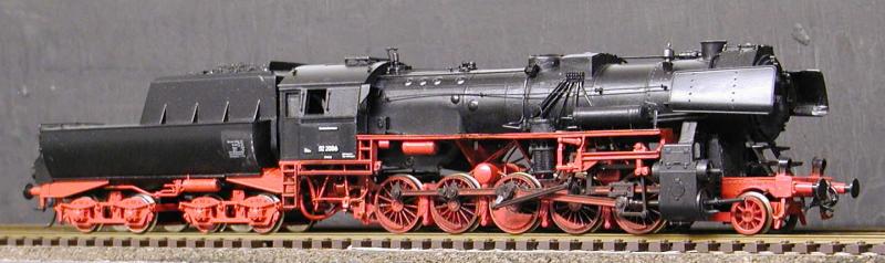 BR52GR der DDR. Wie beim Original: entstanden aus einer Gtzold Kondenstender-Lok...also Merkmal: Altbaukessel mit Vorwrmer, hier die Mischvorwrmervariante. Das Tuning gehrt natrlich dazu, wer will schon angespritzte Leitungen. Rder abgedreht auf ca. RP25  wie bei den meisten meiner Loks...