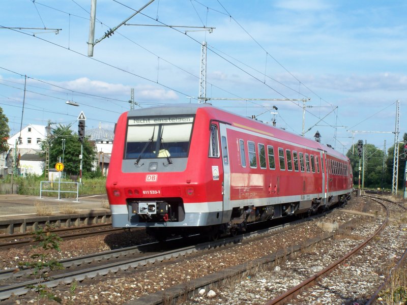 Br.611 533-1 bei der Durchfahrt des Bahnhofes Gppingen. Aufgenommen am 13.Juli 2007.