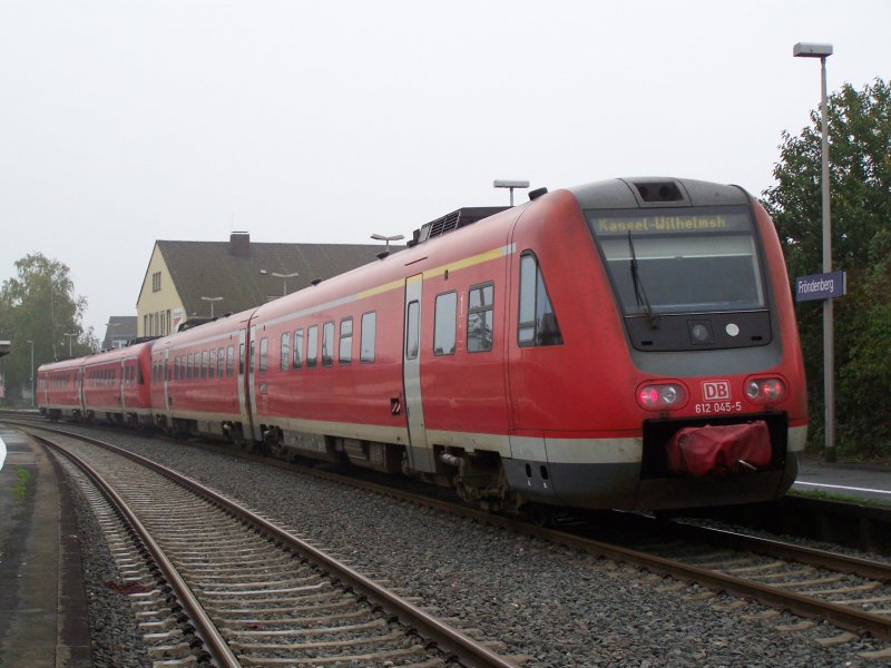 Br.612 045-5 fuhr am 4.Oktober 2007 nach Kassel-Wilhelmshhe. Hier bei einem Zwischenhalt im Bahnhof Frndenberg.