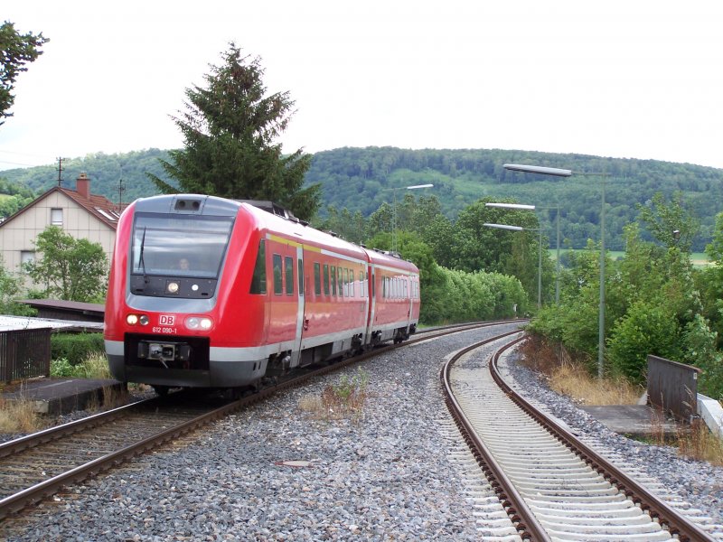 Br.612 090-1 bei der Einfahrt des Bahnhofes Oberkochen. Der Zug Verkehrt als IRE zwischen Aalen und Ulm Hbf im 2std. Takt. Mit Teilweise bis zu 160km/h.
Aufgenommen am 20.06.07
Gru noch an den netten Lokfhrer:)