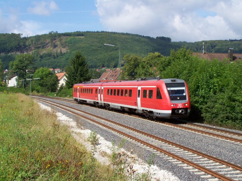 Br.612 589-2 bei der Ausfahrt aus Oberkochen. Der Zug fuhr von Ulm Hbf nach Aalen als IRE. Aufnahme zwischen Oberkochen Bahnhof und Oberkochen Gterbereich am 13.August 2007.
