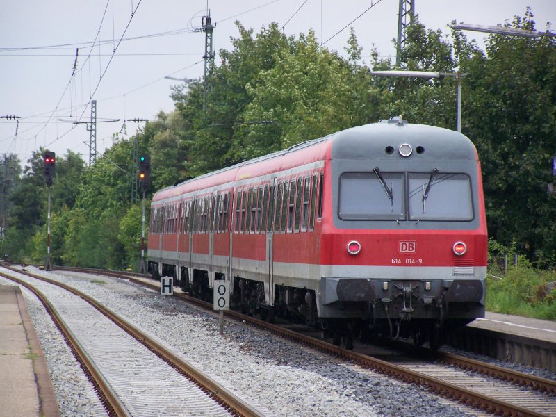 Br.614 014-9 im Bahnhof Siegelsdorf. Der Zug fuhr weiter nach Nrnberg Hbf. Aufgenommen am 6.September 2007