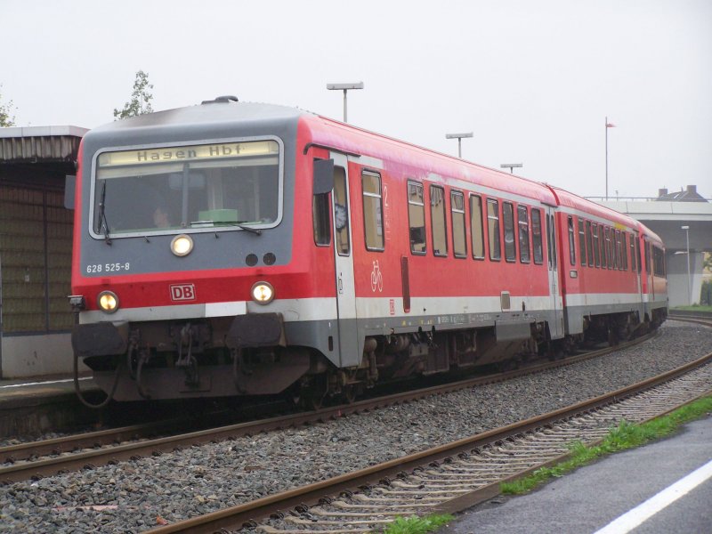 Br.628 525-8 fuhr am 4.Oktober 2007 als Regional Express nach Hagen Hbf. Hier bei einem Zwischenhalt im Bahnhof Frndenberg.