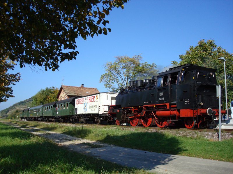 BR64 verlt mit dem Museumszug  Rebenbummler  den Bahnhof Achkarren zur Weiterfahrt nach Breisach am Rhein
Okt.2007