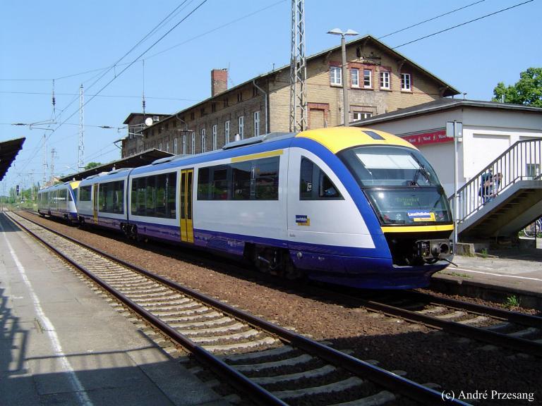 BR642 (DESIRO) der Lausitz Bahn in Doppeltraktion im Greifswalder Hbf am 02.06.03. Seit kurzem bedient Interconnex auch die Hansestadt Greifswald mit ihren Leistungen - allerdings nur an den Hauptverkehrstagen (Freitag - Montag) und das auch nur jeweils 2 mal am Tag.