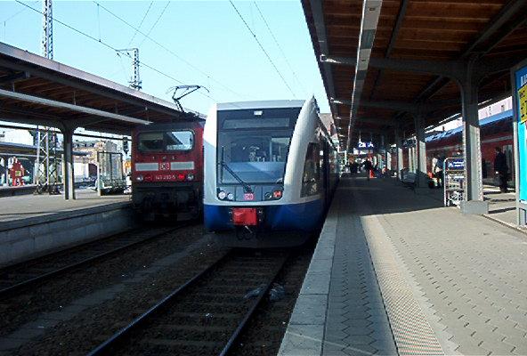 BR646 neben BR143 im Bahnhof Stralsund