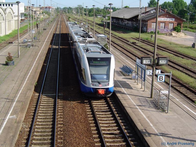 BR646 der UBB bei der Ausfahrt aus dem Greifswalder Hbf am 28.05.03.