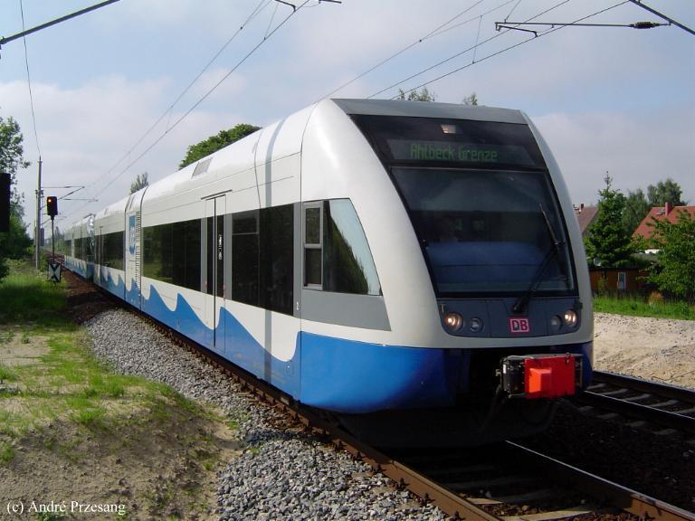 BR646 der UBB in Doppeltraktion bei der Einfahrt in den Bf Greifswald Sd am 01.06.03.