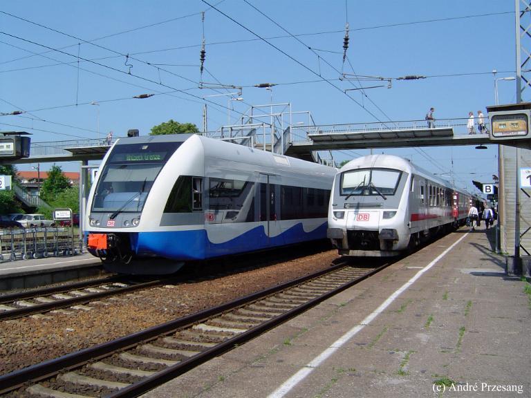 BR646 der UBB im Greifswalder Hbf nebst IC-Steuerwagen der Gattung Bimdzf 269 am 02.06.03.