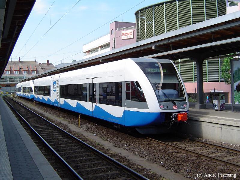 BR646 der UBB in blicher Doppeltraktion im Stralsunder Hbf. Mit dieser Traktion kam ich gerade aus Greifswald und ich war wirklich erleichtert, dass diese hbschen Triebzge mit einer so effizienten Klimaanlage ausgerstet sind - es herrschten nmlich an diesem heien 05.06.03 ber 30C im Schatten!