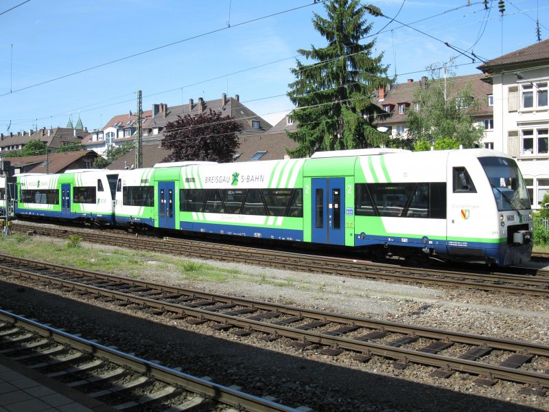 BR650 der BSB mit dem Taufnamen Gundelfingen bei der Ausfahrt aus dem Freiburger Hbf am 17.05.09