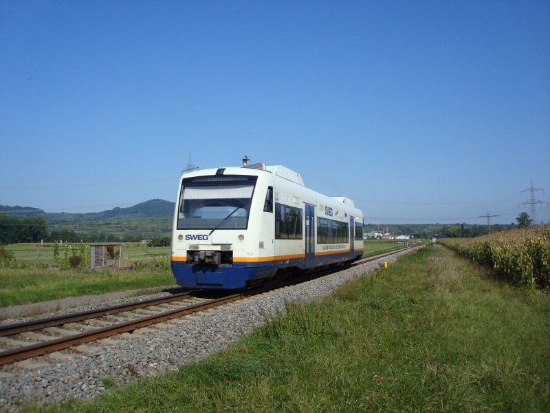 BR650 oder VT507 der SWEG, auf dem Weg nach Btzingen/Kaiserstuhl,
hydromechan.Dieseltriebwagen mit 2x350PS,  120Km/h,
40t Dienstgewicht, 76Pltze in der 2.Klasse, Achsfolge B'B',
gebaut von ADtranz 1997,
2008