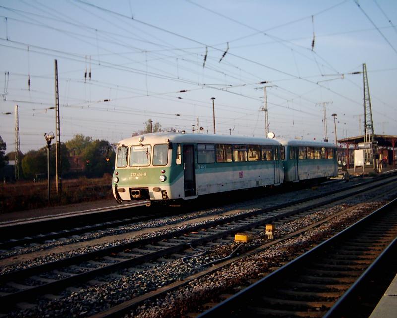 BR772 mit Beiwagen 972 im Bahnhof Stendal 