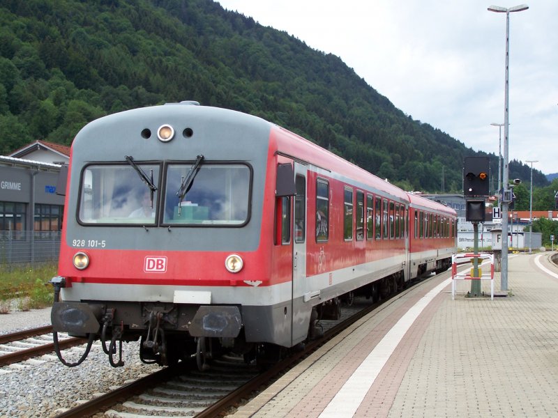 Br.928 101-5 beim Rangieren im Bahnhof Immenstadt(Allgu). Er fuhr anschlieend von Immenstadt(Allgu) nach Oberstdorf. Aufgenommen am 30.Juli 2007