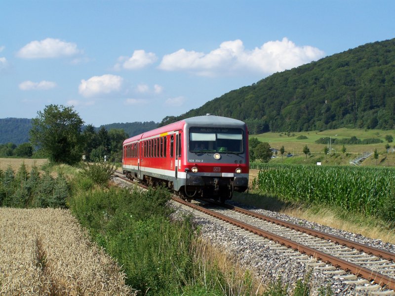 Br.928 334-2 fuhr am 25.Juli 2007 als RE von Ellwangen ber Aalen nach Ulm Hbf. Hier zwischen Oberkochen und Knigsbronn bei Strecken- Kilometer 10.8
Gru an den sehr netten Lokfhrer.