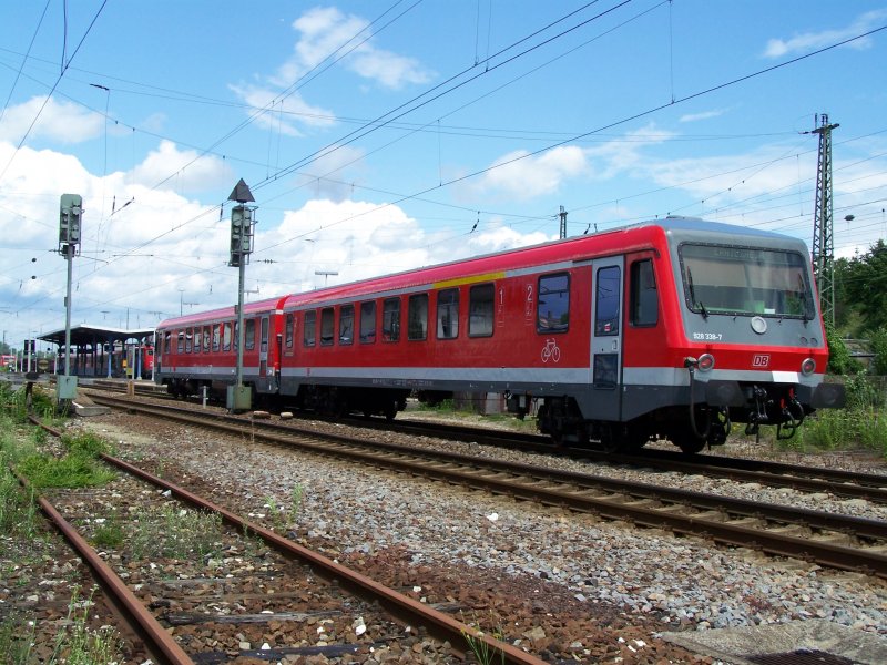 Br.928 338-7 bei der Einfahrt des Bahnhofs Aalen. Dieser Zug fuhr als RE von Ulm Hbf nach Crailsheim. Aufgenommen am 14.Juni 2007