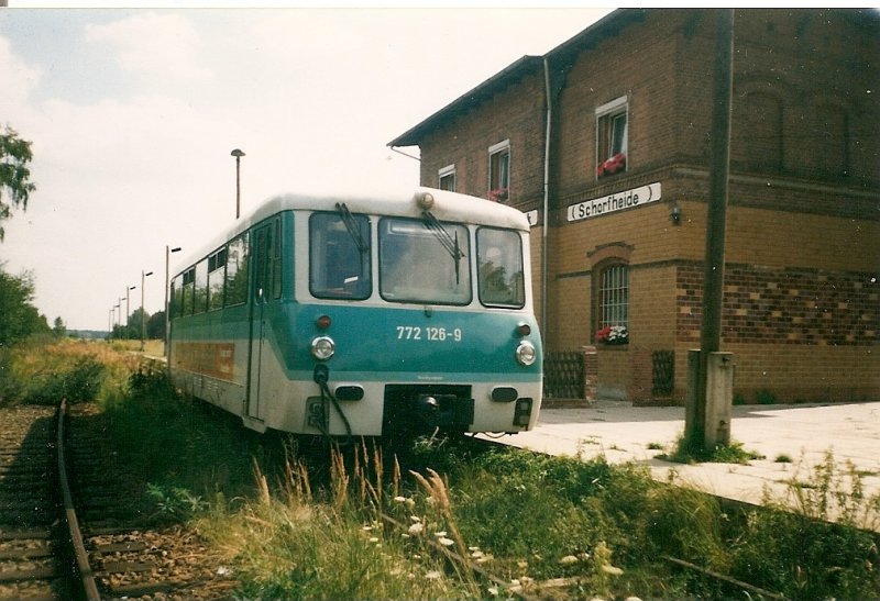 Brandenburgische Nebenbahnidylle in der Schorfheide.Der Ferkeltaxe 772 126 kommt im August 1998 ohne Beiwagen von Basdorf in den kleinen Bahnhof Gro Schnebeck
