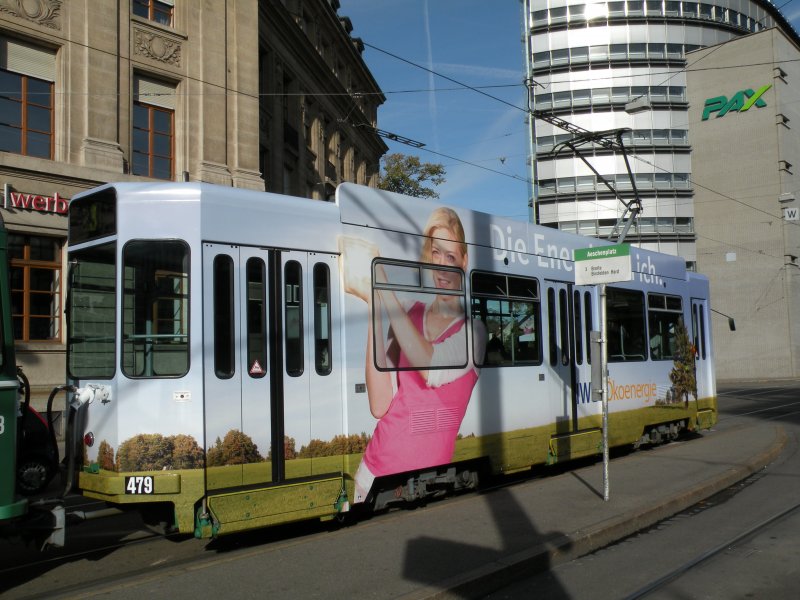 Brandneu auf den Geleisen der BVB fhrt der Motorwagen 479 mit der Vollwerbung der IWB. Er wirbt fr die koenergie der IWB. Die Aufnahme entstand am 24.10.2009. 