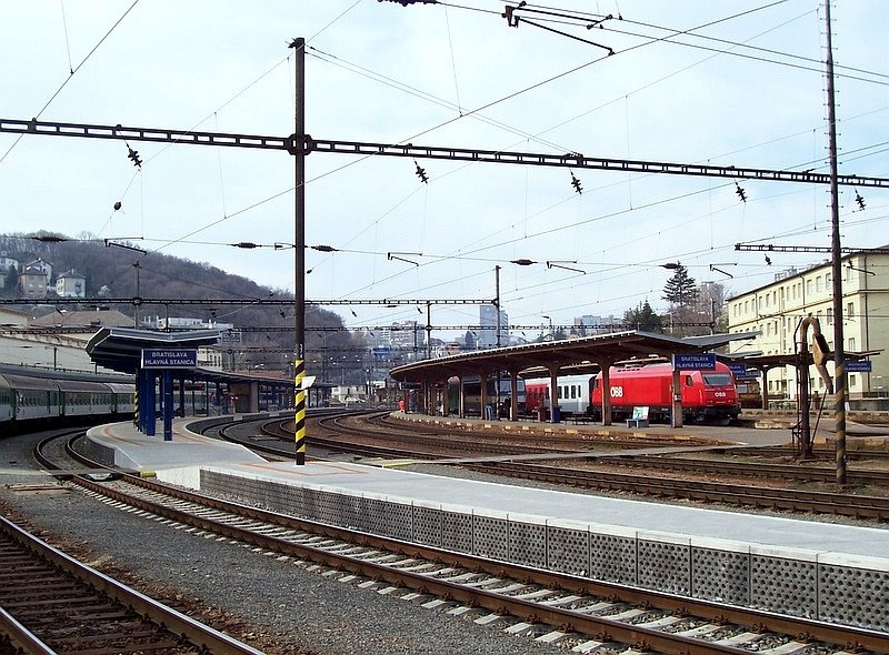 Bratislava Hlavna Stanica (Hauptbahnhof), aufgenommen am 18.03.2007, auf Gleis 6 steht die sterreichische 2016 028-9  Hercules  mit einen CityShuttle-Wendezug nach Marchegg - Wien. Ein Wasserkran fr Dampfloks ist auch noch vorhanden (rechts).