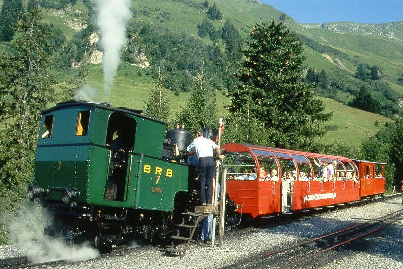 BRB Brienzer Rothornbahn - Dampf-Zug 5a von Brienz nach Rothorn am 09.08.1994 in Planalp mit C 21 - B 4 - Zahnrad-Dampflok H 2/3 7. Hinweis: beim Wasserfassen 
