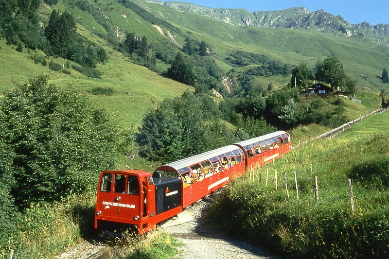 BRB Brienzer Rothornbahn - Zug 4 von Rothorn nach Brienz am 09.08.1994 oberhalb Planalp mit Zahnrad-Diesellok Hm 2/2 9 - B 9 - B 3.
