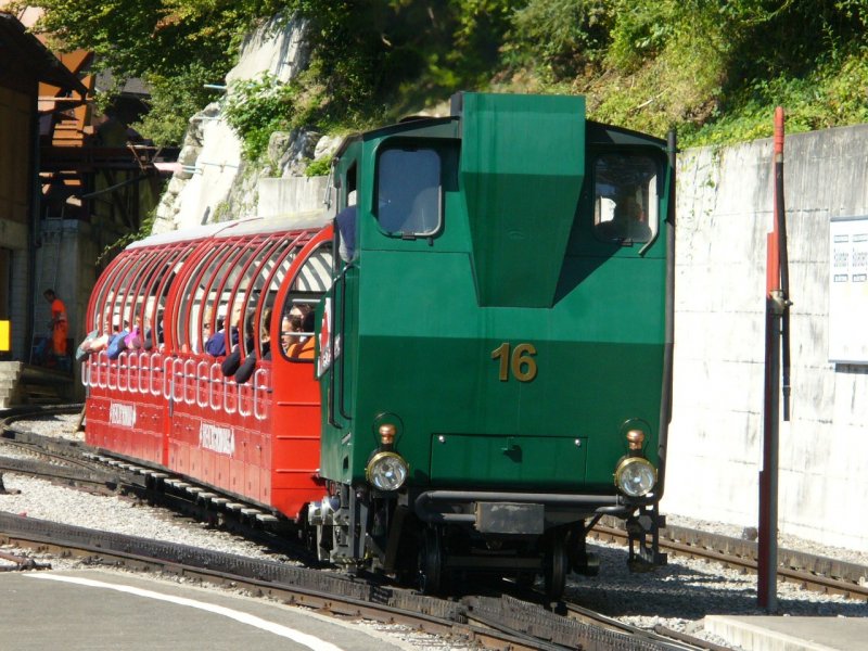 BRB - Dampfzug mit Zahnrad Dampflok H 2/3 16 und mit 2 Personenwagen kurz beim Verlassen des Bahnhofsareal von Brienz am  13.09.2007