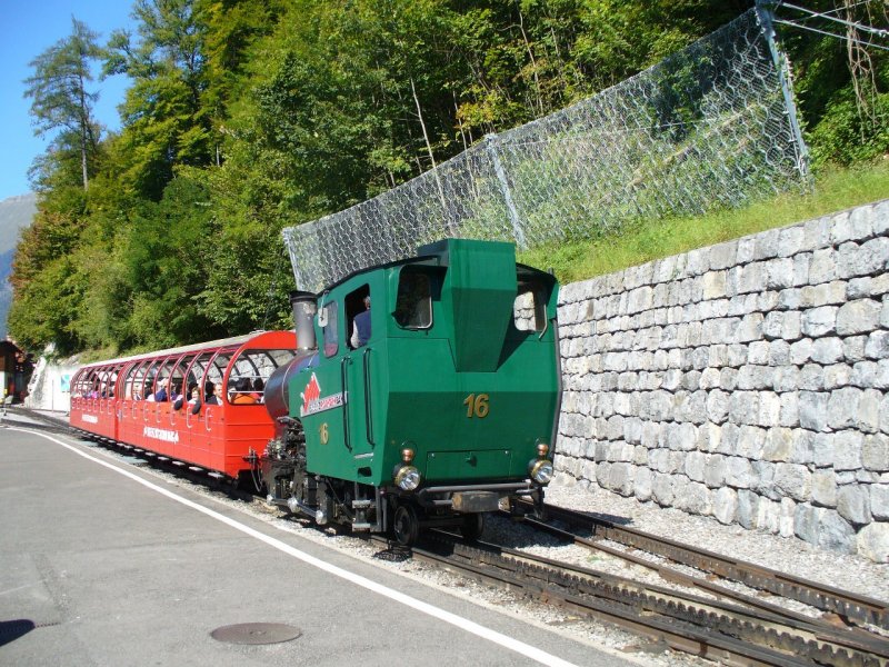 BRB - Dampfzug mit Zahnrad Dampflok H 2/3 16 und mit 2 Personenwagen kurz beim Verlassen des Bahnhofsareal von Brienz am 13.09.2007
