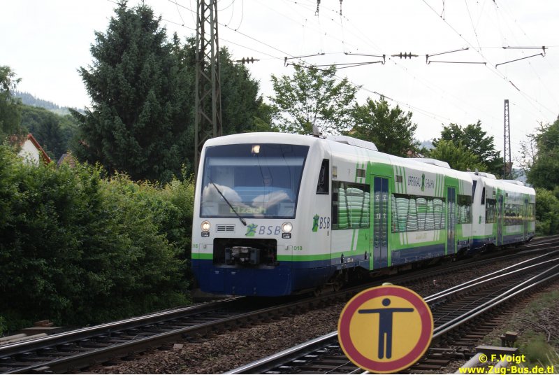 Breisgau-S-Bahn ( BSB ) VT 018 fhrt soeben in den Bf Gundelfingen ein .