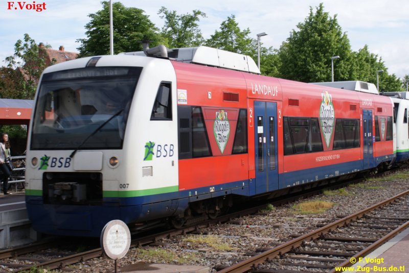Breisgau-S-Bahn VT 007 fhrt soeben im Bf Breisach ein.