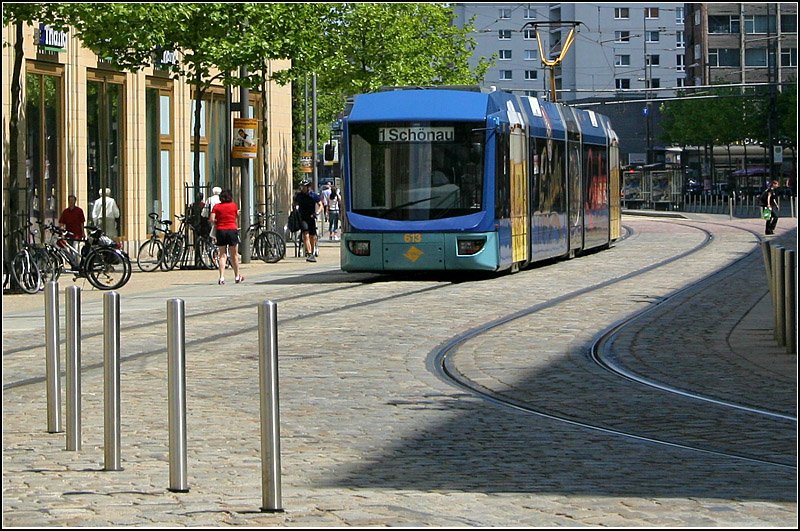 Breite Straßenbahn -

Straßenbahn in der Chemnitzer Innenstadt, Straße der Nationen. Die Variobahn hat eine Breite 2,65 Meter.

10.06.2006 (M)