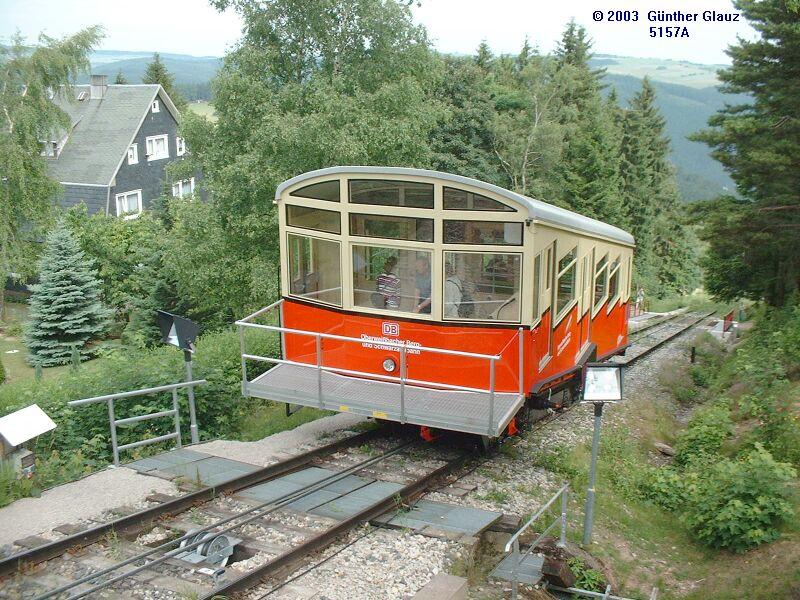 Breitspurpersonenwagen bei der Talfahrt am 22.06.2003 nach verlassen der Bergstation Lichtenhain.