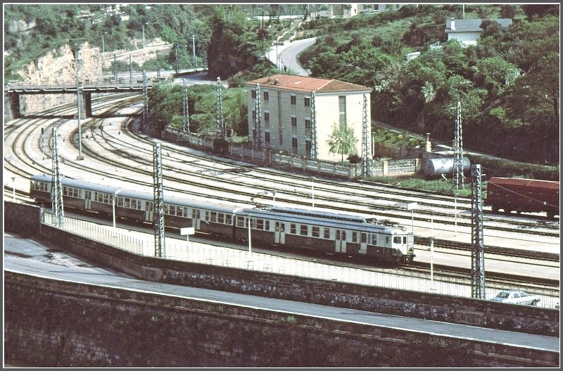 Breitspurtriebzug der BR 436 bei der Einfahrt in Manresa. (Archiv 07/84)
