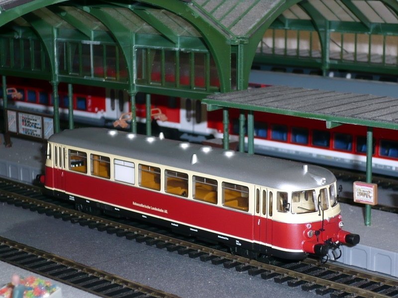 Brekina 64002, VT4 der Hohenzoller Landesbahn (HzL), da der Triebwagen auch zum Transport von Gterwagen verwendet wurde, gibt es auch ein Set 103-Z0002 der Firma Schweickhardt GmbH mit 3 ROCO-Hochbordwagen Om, der Triebwagen kostet ca 130 Euro, das Set nur 10 Euro mehr, 17.12.2008.